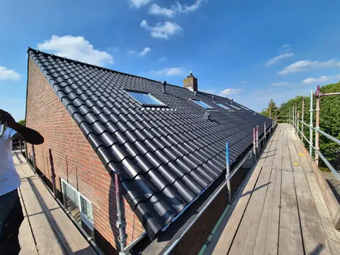 Vernieuwd dakvlak vanaf de kopgevel, met de steiger langs de gehele lengte