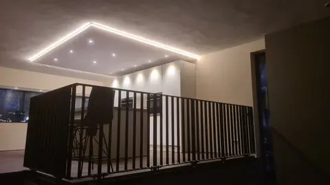 Verlaagd plafond boven een keuken met een doorlopende ledlichtlijn in de rand
